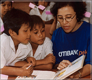 The Citigroup Foundation tutoring volunteer with children.