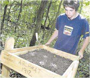 Dispatch Staff Photo by John Haeger Trevor Findley, an Oneida Nation member, sifts soil for artifacts during a dig with Colgate University students on Aug. 5, 2002.