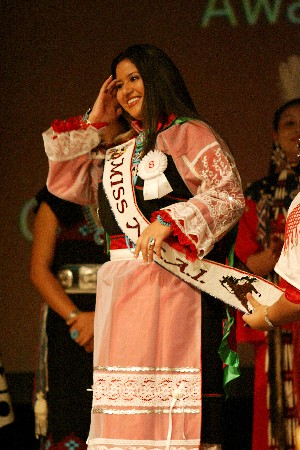 Cheryl V. Dixon being crowned Miss NCAI 2003 by the